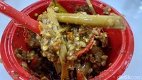 Tak ketinggalan isian paru dan lidah sapi yang tak amis, cocok disantap dengan sambal bawangnya yang ekstra pedas.  Foto: detikFood