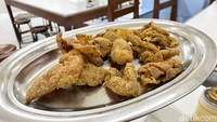 Tersedia juga menu Kulit Ayam Goreng  yang renyah (Rp 20.000) untuk pengganti kerupuk. Foto: detikFood
