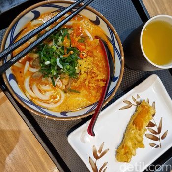 Menu Spicy Tori Baitan Udon dengan topping irisan cabai rawit dan daun bawang di Marugame Udon Indonesia.