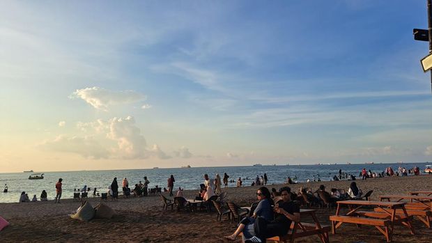 Suasana Liburan di Pantai Indah Bosowa, Makassar.