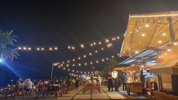 Suasana Malam di Pantai Indah Bosowa, Makassar.