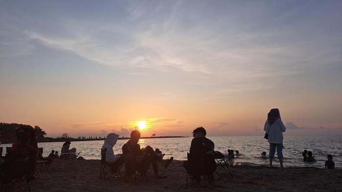 Suasana Petang di Pantai Indah Bosowa, Makassar.