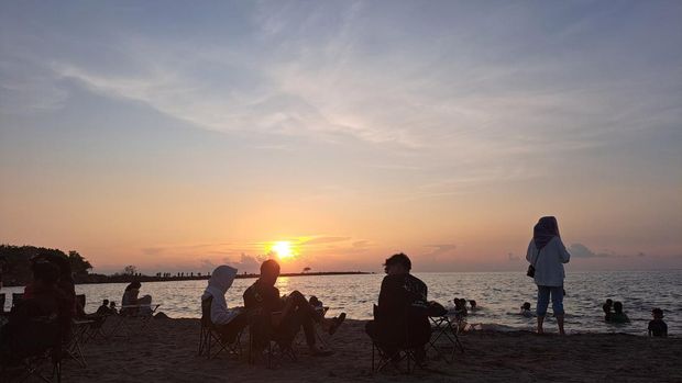 Suasana Petang di Pantai Indah Bosowa, Makassar.