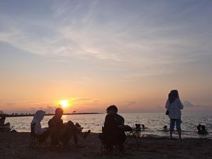 Menikmati Anggunnya Langit Senja Makassar di Pantai Indah Bosowa