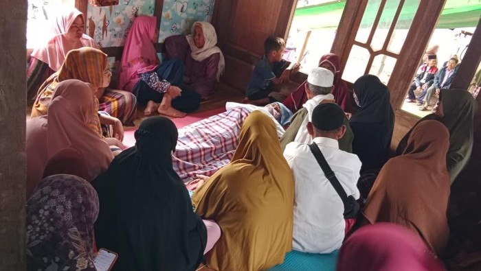 Suasana rumah duka almarhumah Nuaeni atau Reni, korban keracunan ikan buntal, di Desa Sai, Kecamatan Soromandi, Kabupaten Bima, NTB, Jumat (5/12/2024). (Istimewa)