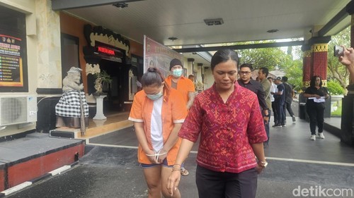 Tersangka kasus narkoba digiring polisi saat konferensi pers di Polres Gianyar, Jumat (6/12/2024). (Foto: Putu Krista detikBali)