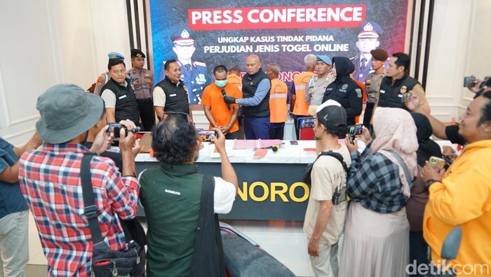 Tiga lansia pelaku judi online di Ponorogo diringkus