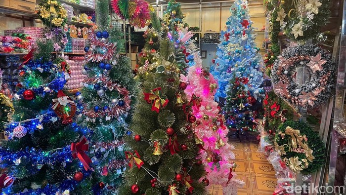 Toko penjual pernak-pernik dan pohon natal di Medan. (Nanda Marbun/detikSumut)