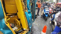 Truk mengalami kerusakan parah. Bagian depan truk ringsek, kaca depan pecah, dan pintu kanan depan rusak berat. Selain itu, sebuah tiang lampu penerangan jalan umum (PJU) di lokasi kejadian juga bengkok setelah tertabrak.
