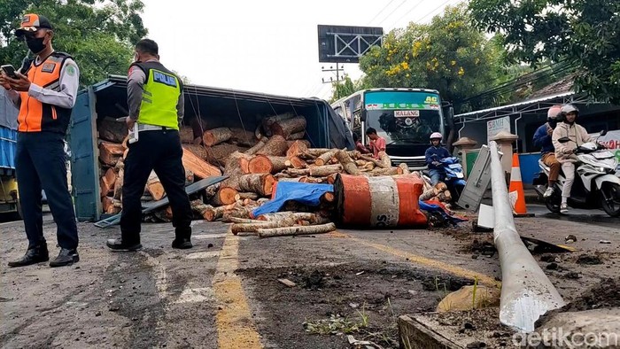 truk bermuatan kayu terguling di pasuruan truk bermuatan kayu terguling di pasuruan