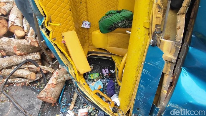 truk bermuatan kayu terguling di pasuruan