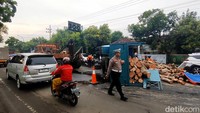 Di lokasi, truk mencoba mendahului kendaraan lain. Diduga karena pengemudi mengantuk dan ruang gerak yang tidak cukup, truk kehilangan kendali, naik ke median jalan, lalu terguling.