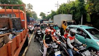 Kendaraan roda dua dan roda empat terlihat terjebak kemacetan imbas kejadian kecelakaan truk bermuatan kayu terguling.