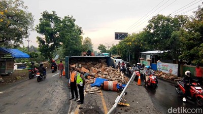 Jalur Pantura Pasuruan Macet Imbas Truk Muatan Kayu Terguling