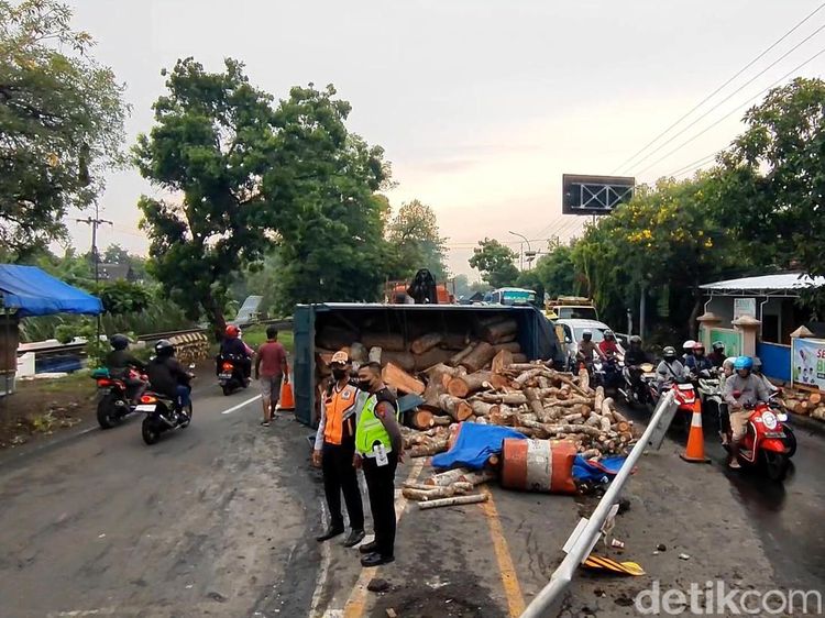 Jalur Pantura Pasuruan Macet Imbas Truk Muatan Kayu Terguling