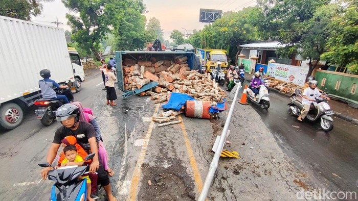 truk terguling di pasuruan