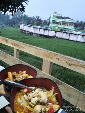 Surga Kuliner Pedas, Lokasinya di Tengah Sawah