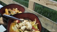 Makanan pedas di persawahan Cisitu Bandung.