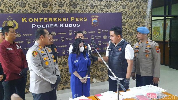 Ungkap kasus mahasiswi bikin video porno dan menjualnya lewat media sosial di Polres Kudus, Jumat (6/12/2024).