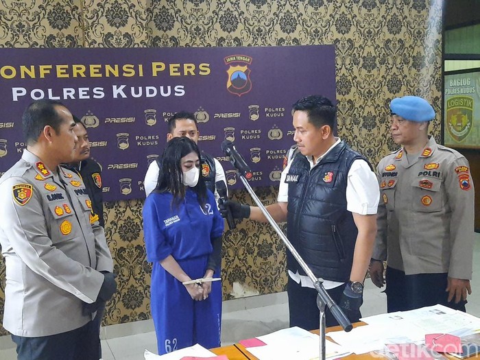 Ungkap kasus mahasiswi bikin video porno dan menjualnya lewat media sosial di Polres Kudus, Jumat (6/12/2024).