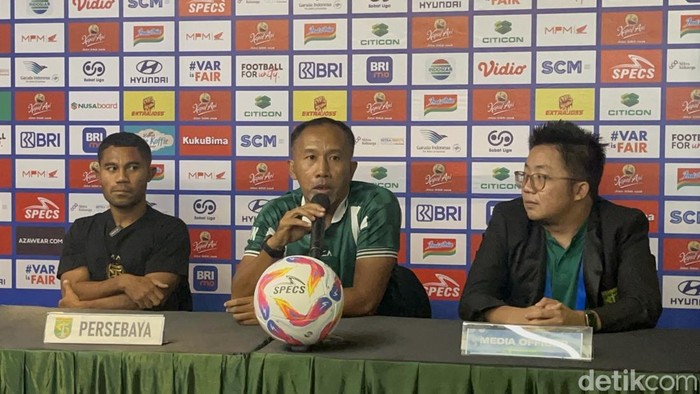 Uston Nawawi (tengah) asisten pelatih Persebaya