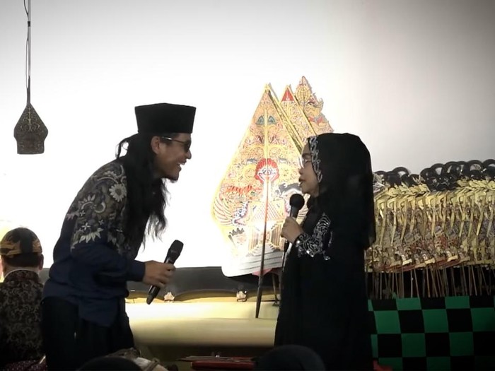 Utusan Khusus Presiden Prabowo kembali jadi buah bibir setelah mengolok-olok pesinden Yati Pesek Miftah Maulana alias Gus Miftah dikecam masyarakat akibat mencemooh pedagang es teh. Kali ini, Utusan Khusus Presiden Prabowo tersebut kembali jadi buah bibir setelah mengolok-olok pesinden Yati Pesek.