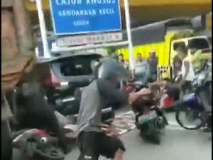 Video: Mobil Lindas Sejumlah Motor Ternyata Hendak Kabur Seusai Tabrak Lari