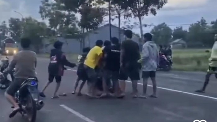 Viral video pengeroyokan seorang pria oleh sejumlah pemuda diduga pelaku balap liar.