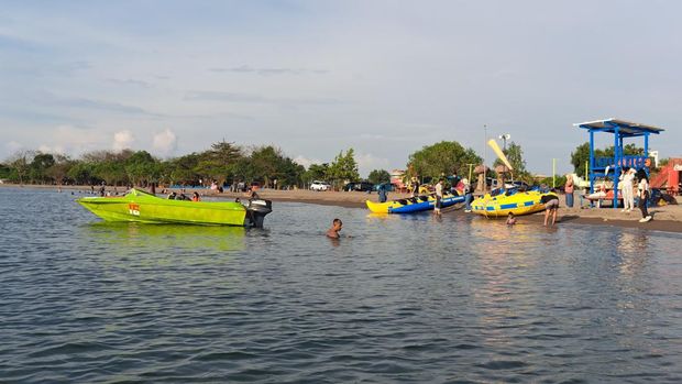 Wahana air di Pantai Indah Bosowa, Makassar.