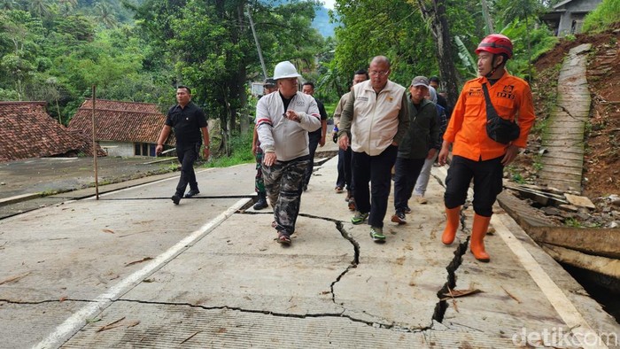 Wakil Ketua DPR RI Cucun Ahmad Syamsurijal mengunjungi Desa Mekarsari, Kabupaten Sukabumi. Lokasi ini adalah titik terjadinya pergeseran tanah (Adrial/detikcom)