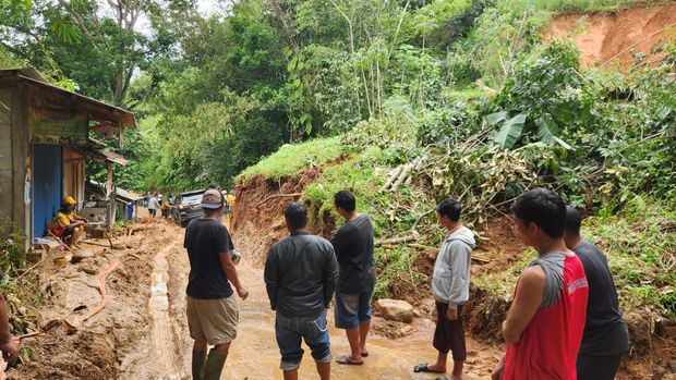 Wakil Ketua DPR RI Cucun Ahmad Syamsurijal tinjau dampak bencana alam di Sukabumi
