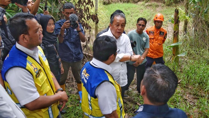 Wakil Ketua DPR RI Saan Mustopa saat meninjau banjir di Karangligar Karawang