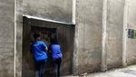 Unik! Begini Cara Beli Makanan di Warung Tembok Bolong