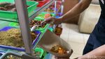 Unik! Begini Cara Beli Makanan di Warung Tembok Bolong