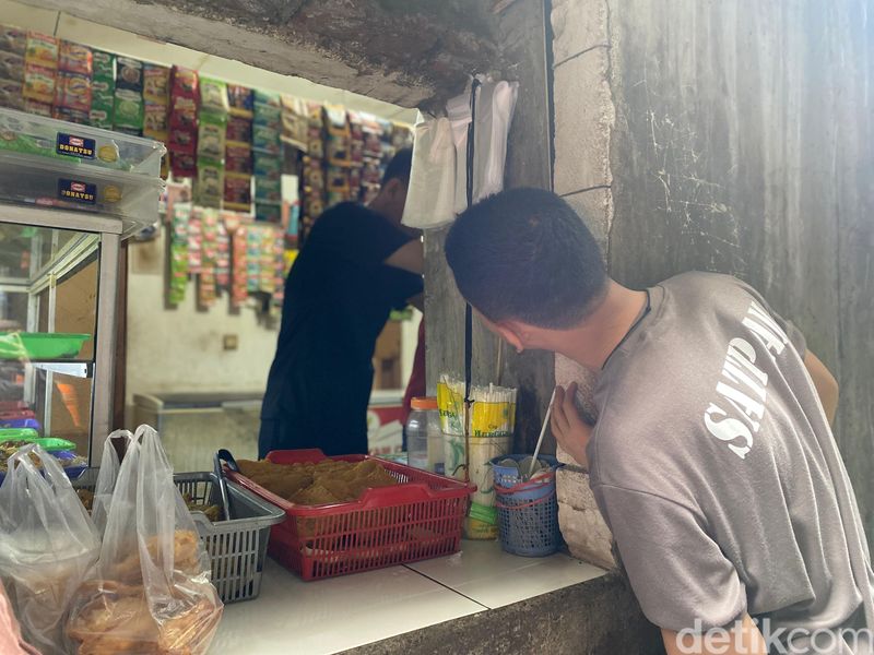 Lariis! Warung Tembok Bolong di Belakang Mall Ini Jual 400 Gorengan