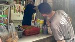 Unik! Begini Cara Beli Makanan di Warung Tembok Bolong