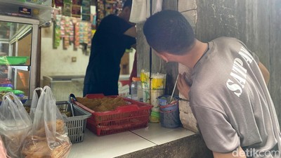 Unik! Begini Cara Beli Makanan di Warung Tembok Bolong