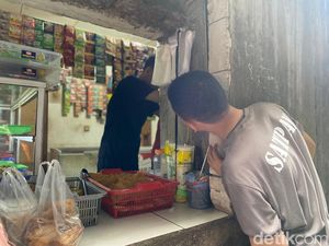 Unik! Begini Cara Beli Makanan di Warung Tembok Bolong