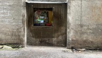 Warung-warung tembok bolong itu merupakan milik masyarakat yang tinggal di balik tembok tinggi sebagai pemisah antara pemukiman dan mall. Foto: detikcom/Riska Fitria