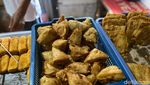 Unik! Begini Cara Beli Makanan di Warung Tembok Bolong