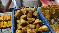 Di warungnya, Rian menjual mie instan, mie ayam, minuman, dan gorengan. Dalam sehari, Rian bisa menjual 400 gorengan. Foto: detikcom/Riska Fitria