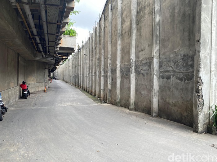 Warung tembok bolong Lariis! Warung Tembok Bolong di Belakang Mall Ini Jual 400 Gorengan