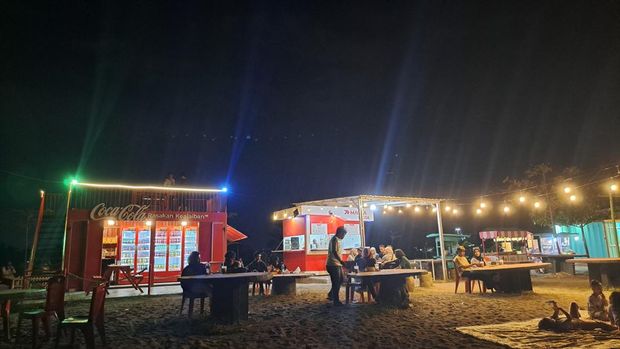 Wisata kuliner di Pantai Indah Bosowa, Makassar.