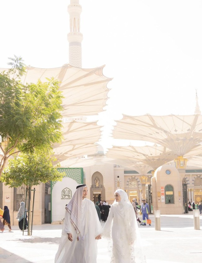 Momen bahagia datang dari pasangan Zumi Zola dan Putri Zulhas. Keduanya resmi melangsungkan pernikahan di lokasi yang begitu istimewa yakni depan Masjid Nabawi, Madinah, Arab Saudi, pada Kamis (5/12/2024). Foto: dok. Instagram @putri_zulhas