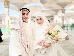 7 Gaya Zumi Zola & Putri Zulhas Menikah di Masjid Nabawi, Bak Pengantin Arab