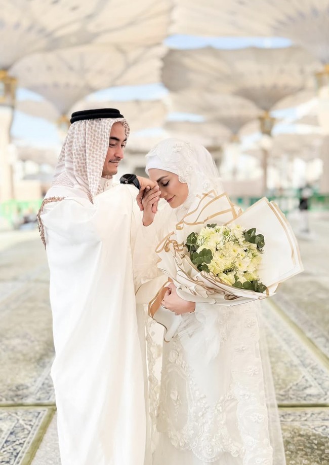 Salah satu sorotan dari pernikahan ini adalah gaya busana yang dipakai oleh Zumi Zola dan Putri Zulhas. Keduanya bak pengantin Arab. Foto: dok. Instagram @putri_zulhas