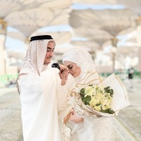 Salah satu sorotan dari pernikahan ini adalah gaya busana yang dipakai oleh Zumi Zola dan Putri Zulhas. Keduanya bak pengantin Arab. Foto: dok. Instagram @putri_zulhas