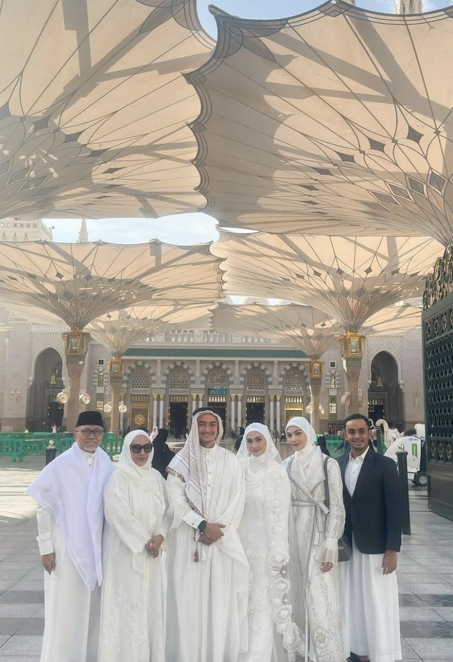 Acara pernikahan berlangsung sederhana namun penuh makna. Prosesi ijab kabul dilaksanakan pada pagi hari, dihadiri oleh keluarga terdekat. Zulkifli Hasan, ayah dari Putri Zulhas sekaligus Ketua Umum Partai Amanat Nasional (PAN) yang kini menjabat sebagai Menteri Koordinator Pangan, turut menyaksikan momen sakral ini. Foto: dok. Instagram @putri_zulhas