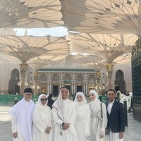 Acara pernikahan berlangsung sederhana namun penuh makna. Prosesi ijab kabul dilaksanakan pada pagi hari, dihadiri oleh keluarga terdekat. Zulkifli Hasan, ayah dari Putri Zulhas sekaligus Ketua Umum Partai Amanat Nasional (PAN) yang kini menjabat sebagai Menteri Koordinator Pangan, turut menyaksikan momen sakral ini. Foto: dok. Instagram @putri_zulhas