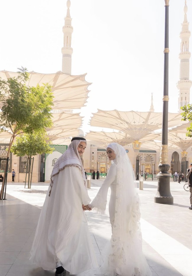 Sementara itu, Putri Zulhas tampil anggun dalam gaun panjang berwarna putih gading, lengkap dengan veil panjang yang dihiasi aksen bunga 3D. Detail tersebut memberikan sentuhan elegan namun tetap sederhana. Foto: dok. Instagram @putri_zulhas